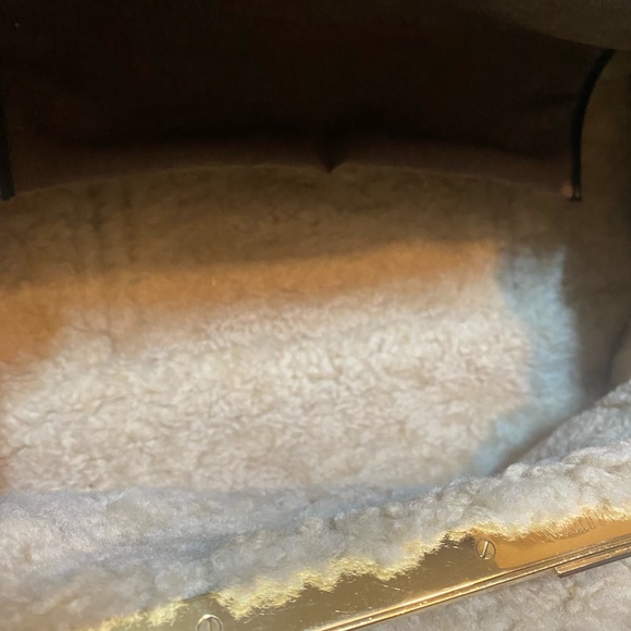 LOUIS VUITTON Patent Monogram Shearling Sac Thunder - Picture 13 of 15